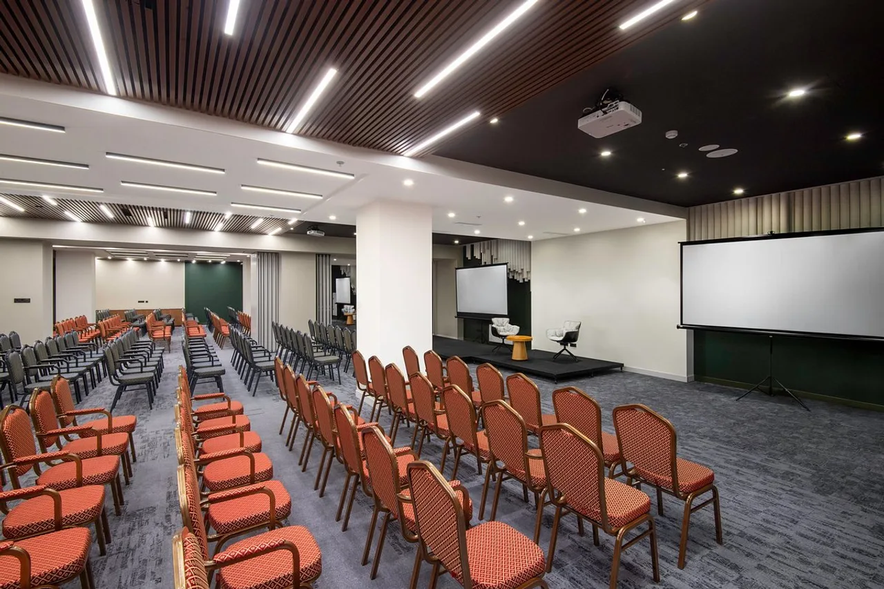Holiday Inn Yerevan – Republic Square by IHG — rooms and atmosphere