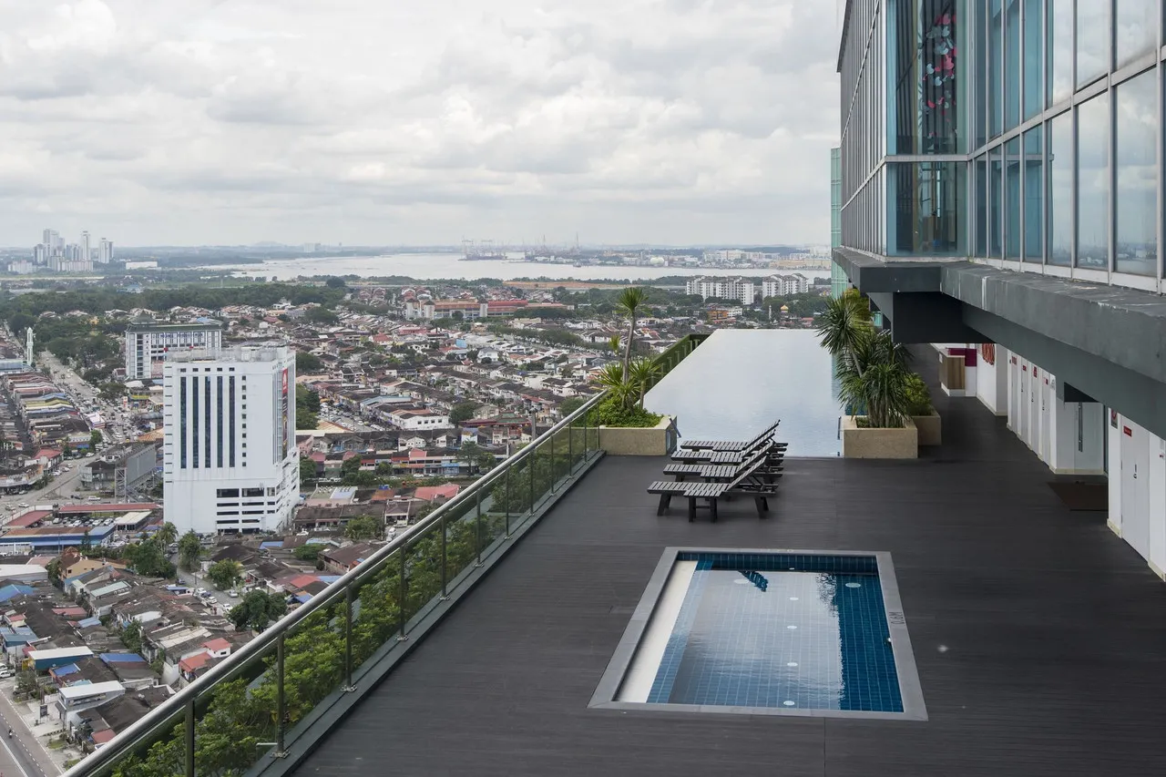 Holiday Villa Johor Bahru City Centre — rooms and atmosphere