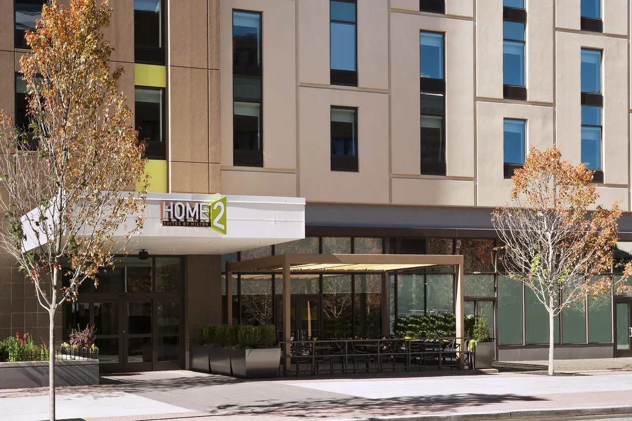 Home2 Suites by Hilton Philadelphia - Convention Center — rooms and atmosphere