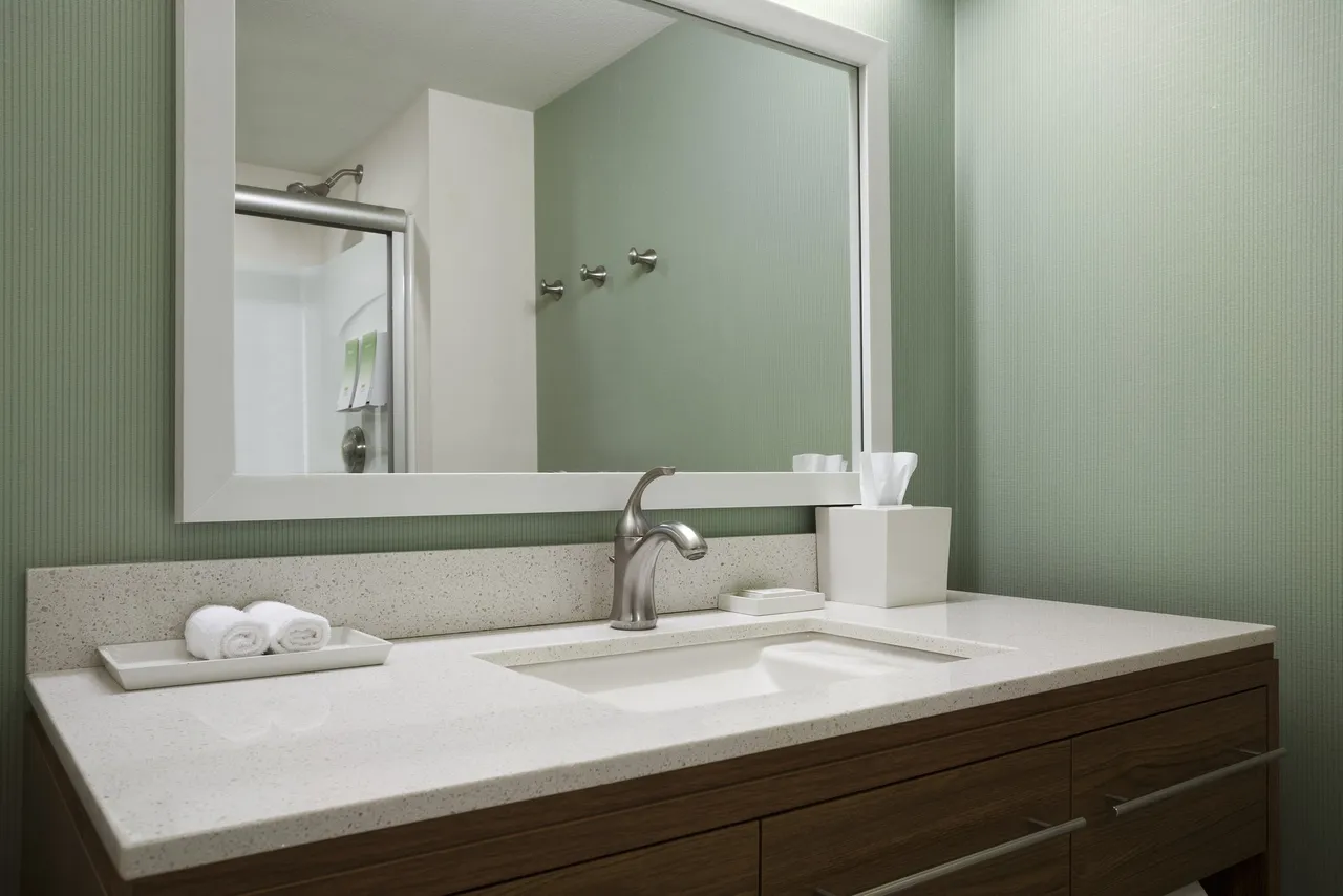 Home2 Suites by Hilton Philadelphia - Convention Center — rooms and atmosphere