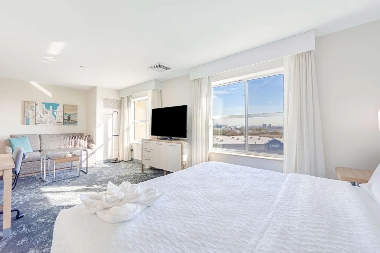 Homewood Suites by Hilton East Rutherford - Meadowlands — rooms and atmosphere