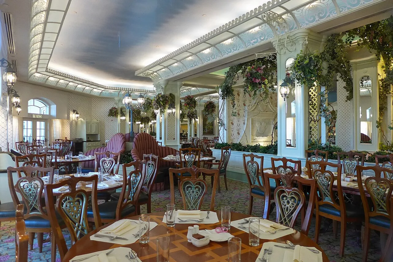 ห้องอาหาร Enchanted Garden ที่ Hong Kong Disneyland Hotel