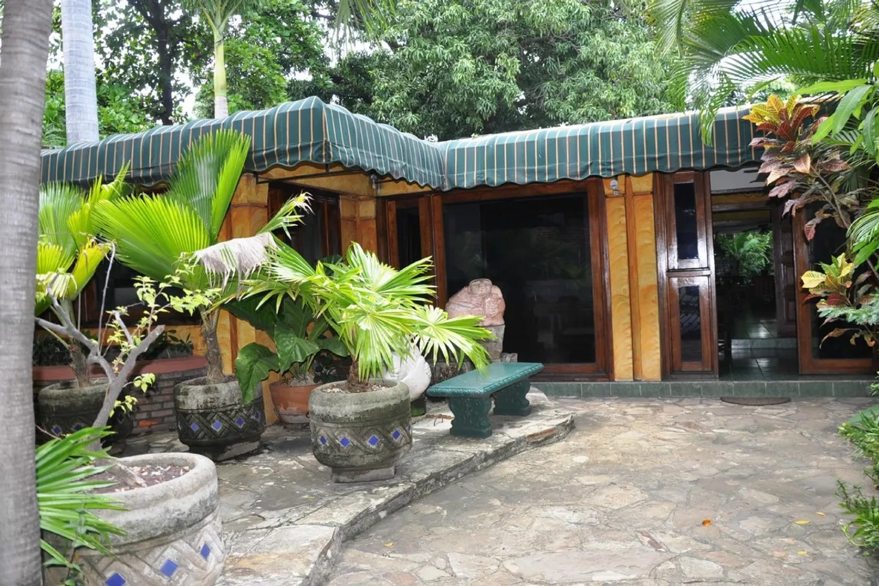Hostal Real Bolonia — rooms and atmosphere