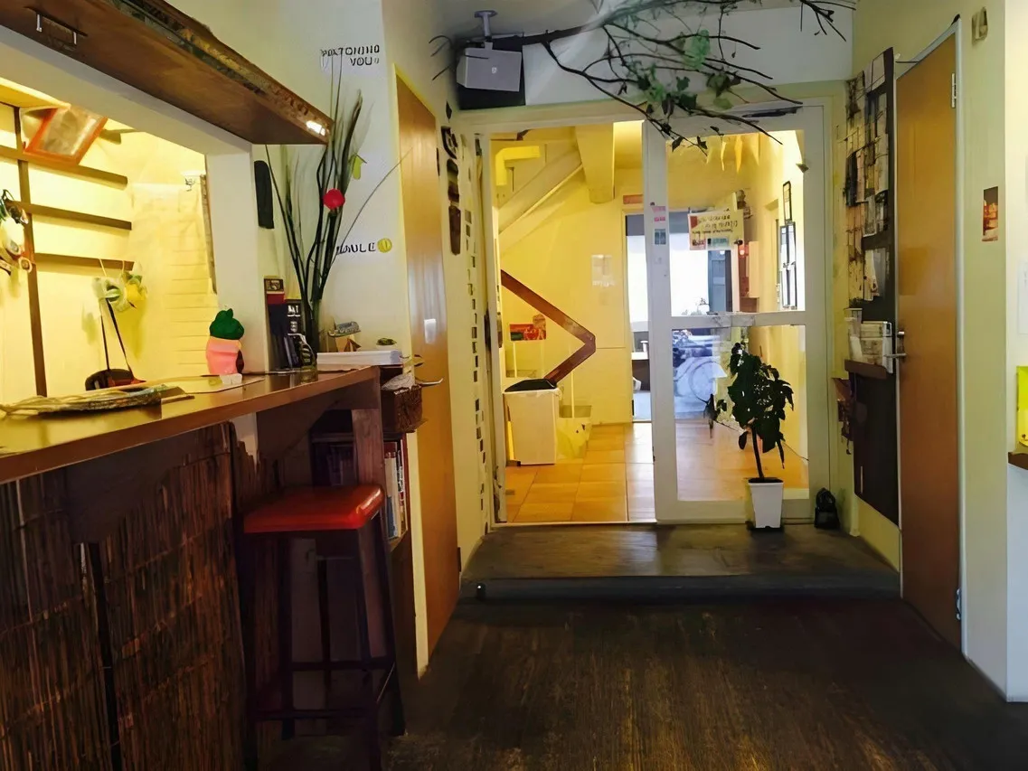 Hostel Q — rooms and atmosphere