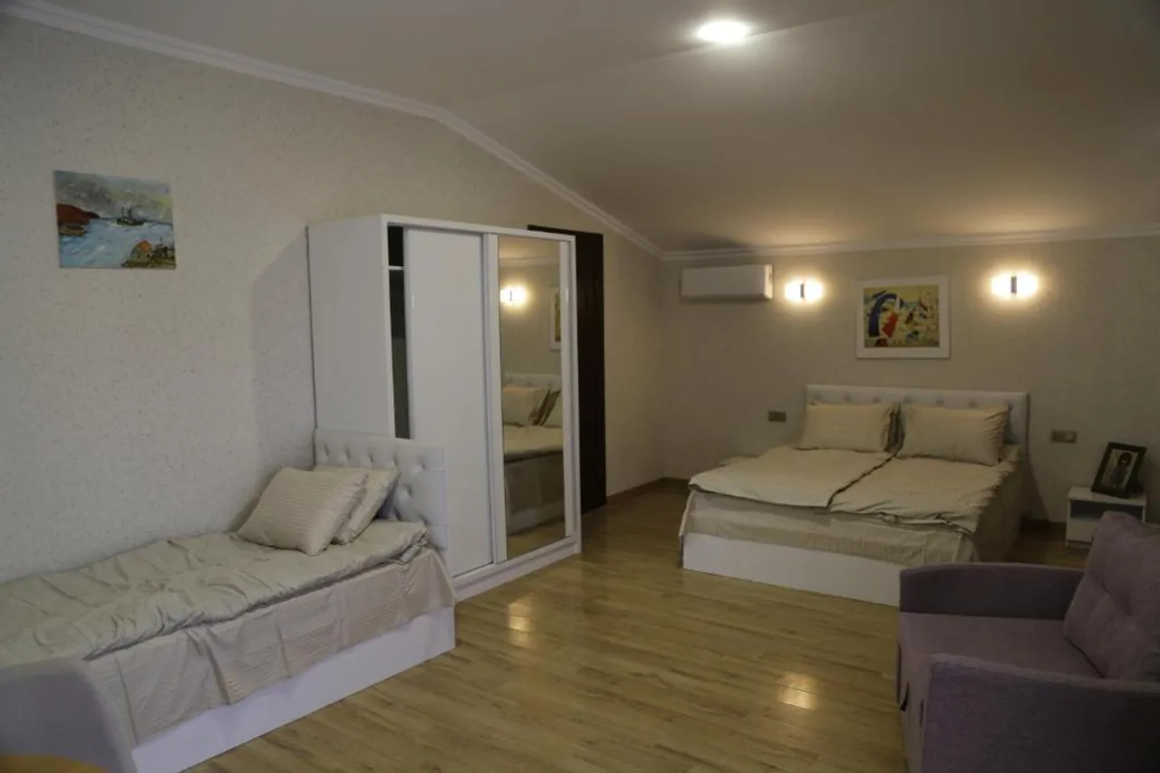 Hotel 12 Tve — rooms and atmosphere