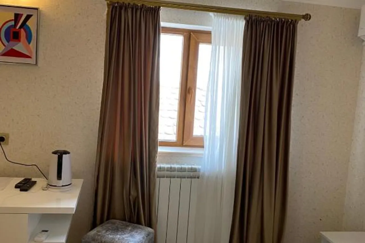 Hotel 12 Tve — rooms and atmosphere