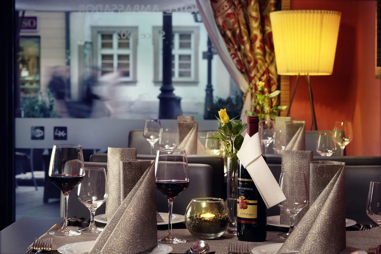 Hotel Ambassador — ภาพห้องพักและบรรยากาศ