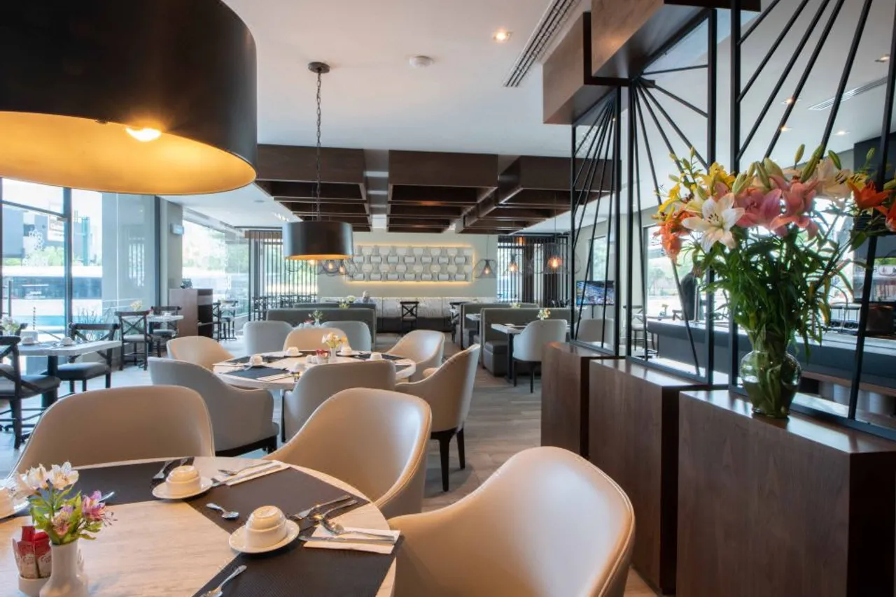 Hotel Antaris Cintermex — rooms and atmosphere