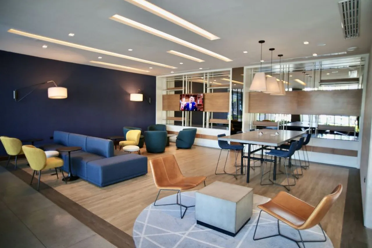 Hotel Antaris Cintermex — rooms and atmosphere