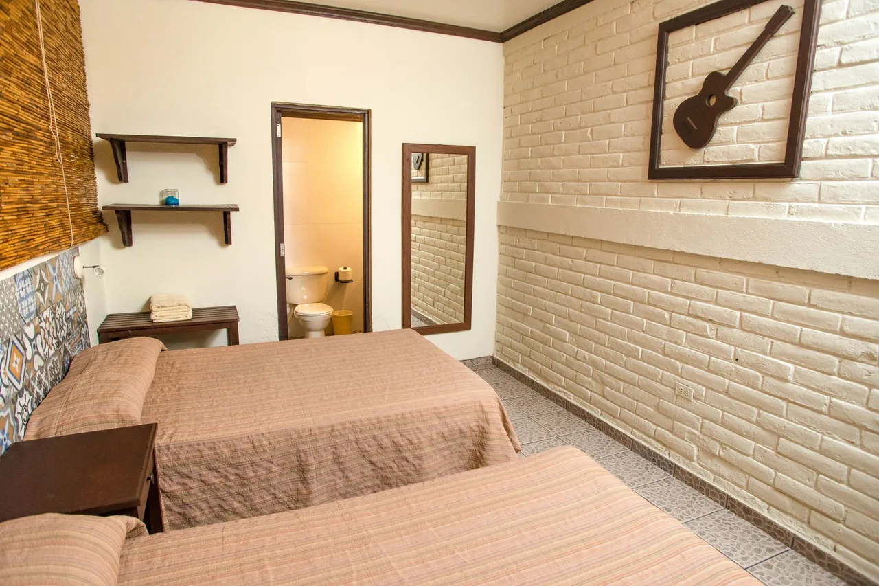 Hotel & Bar La Guitarra — ภาพห้องพักและบรรยากาศ