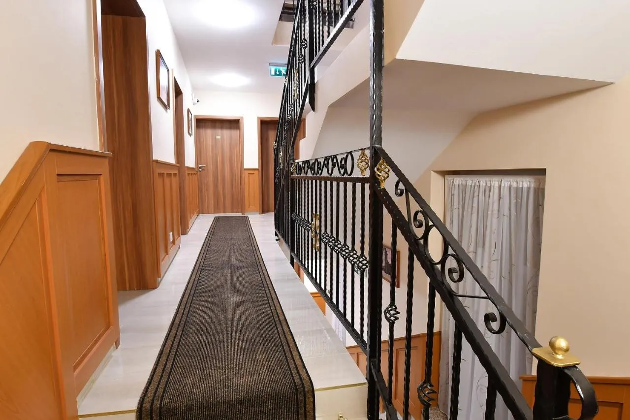 Hotel Barbakán — ภาพห้องพักและบรรยากาศ