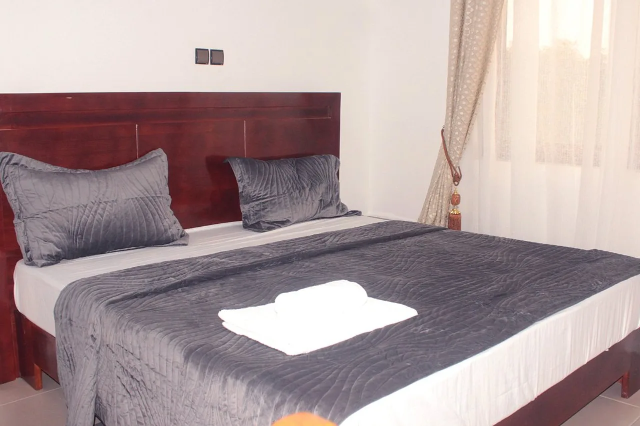 Hotel Bel Azur Cotonou — rooms and atmosphere