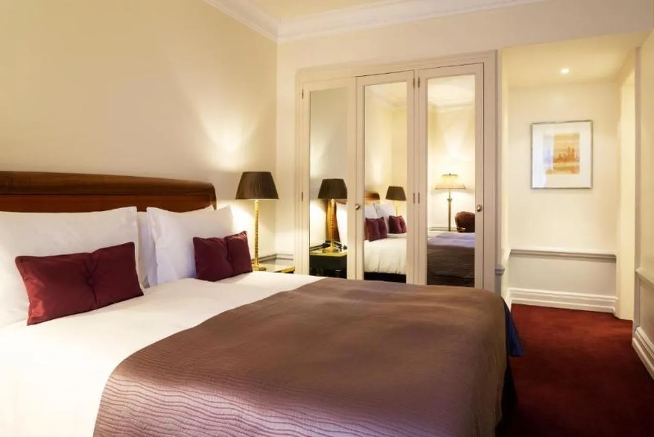 Hotel Bellevue Palace Bern — ภาพห้องพักและบรรยากาศ