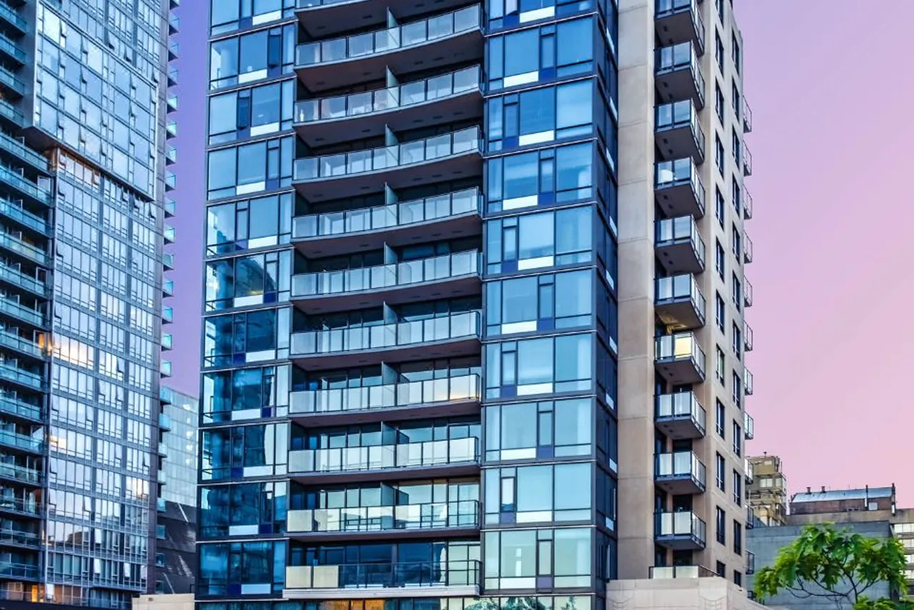 Hotel BLU Vancouver — rooms and atmosphere