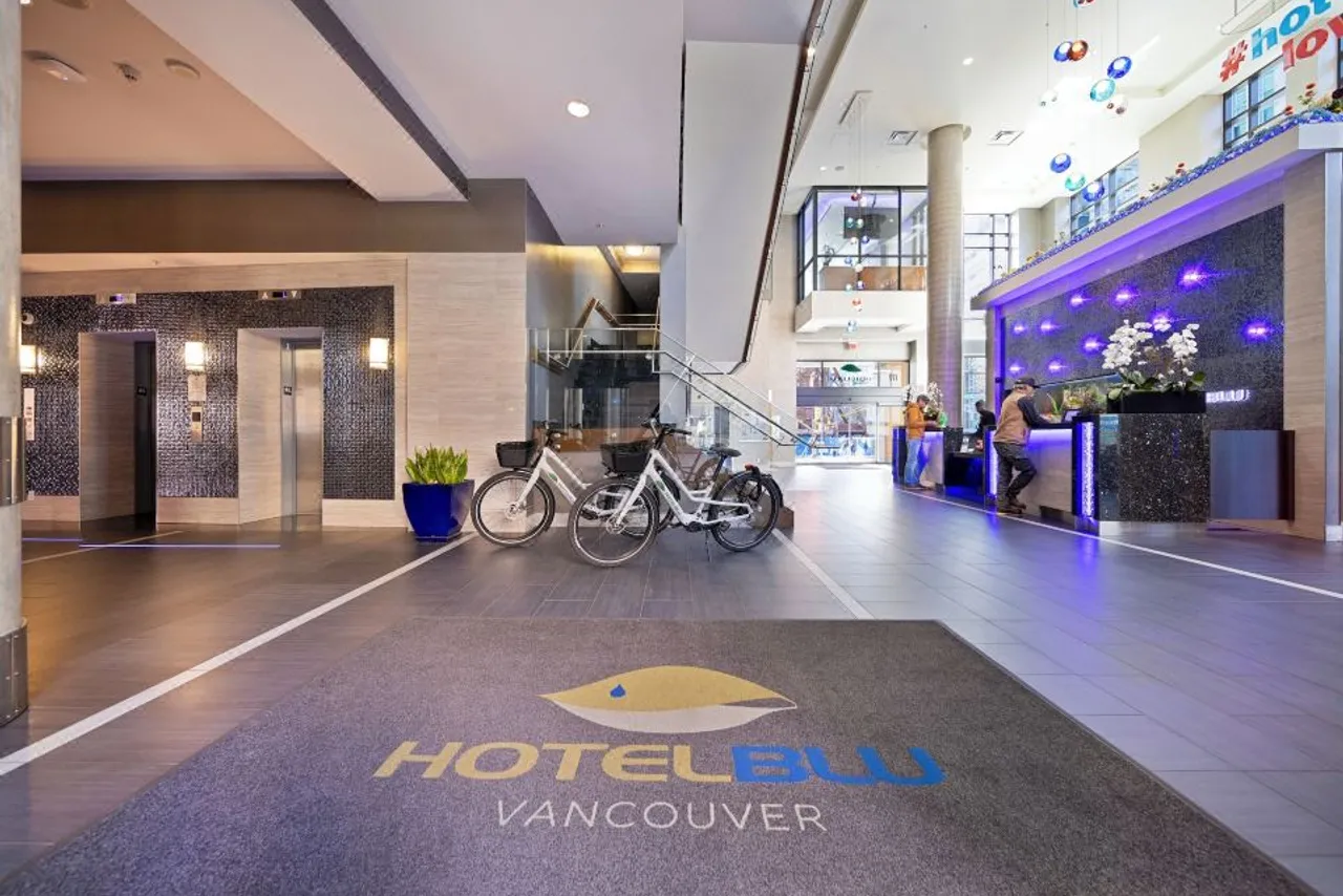 Hotel BLU Vancouver — rooms and atmosphere