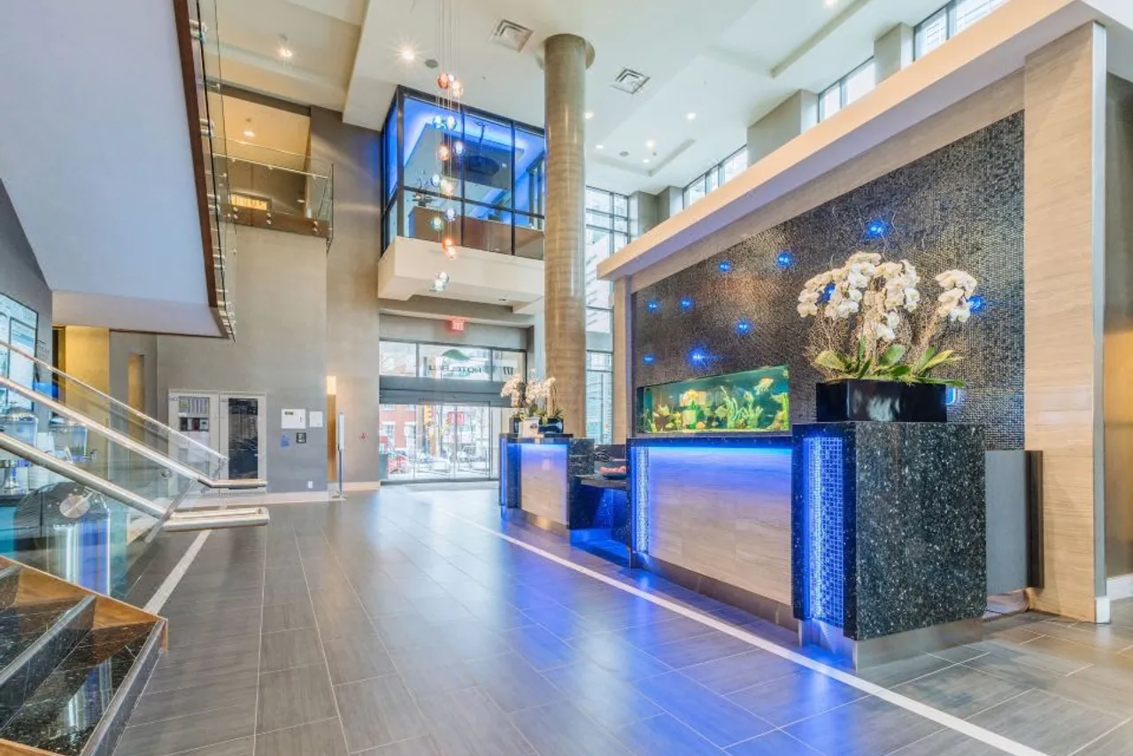 Hotel BLU Vancouver — rooms and atmosphere