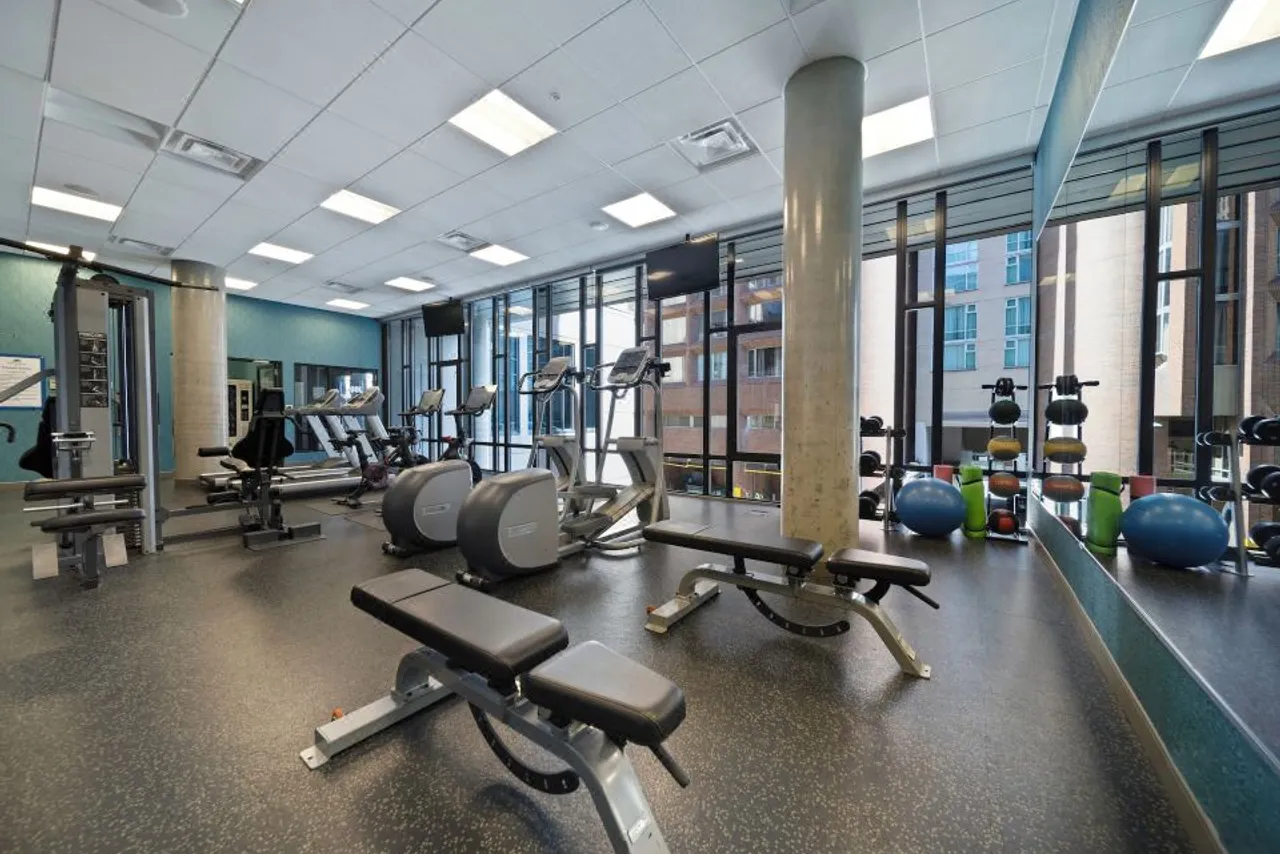 Hotel BLU Vancouver — rooms and atmosphere