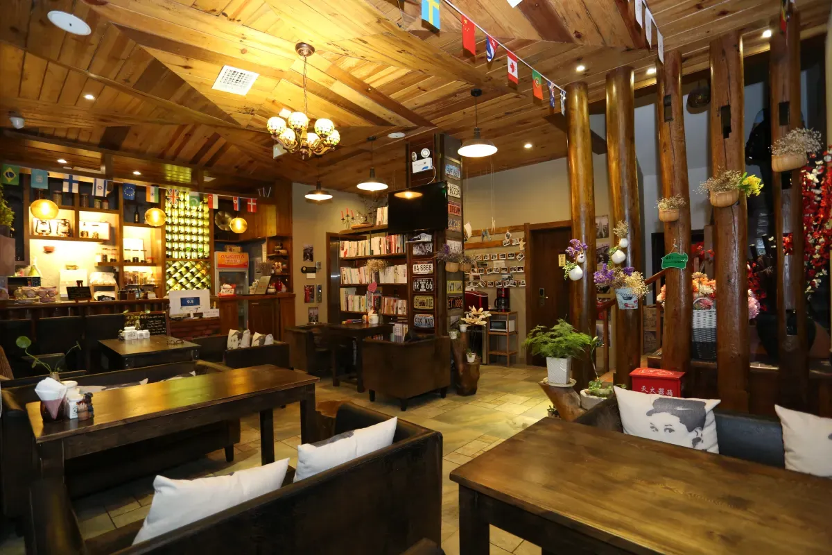 Hotel California Zhangjiajie — rooms and atmosphere