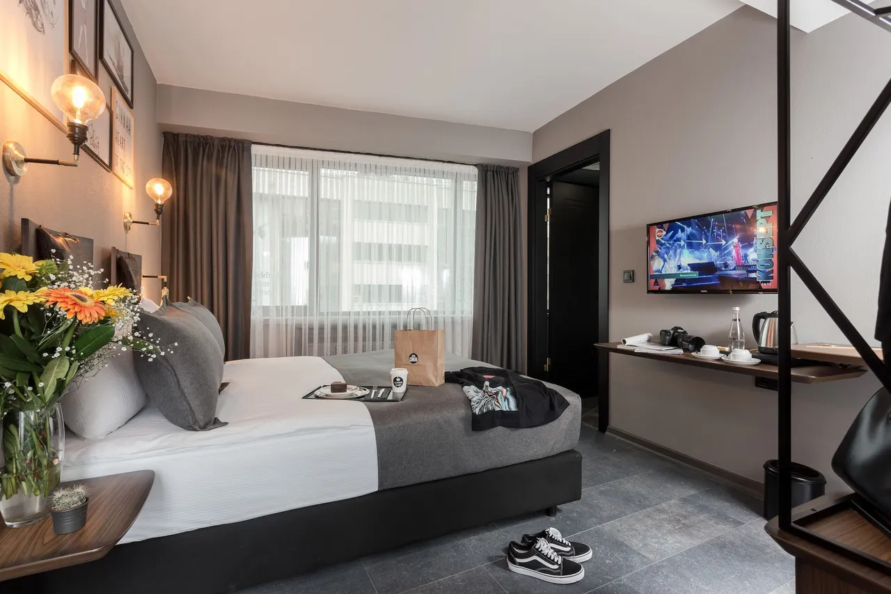 Hotel Cinnah — rooms and atmosphere