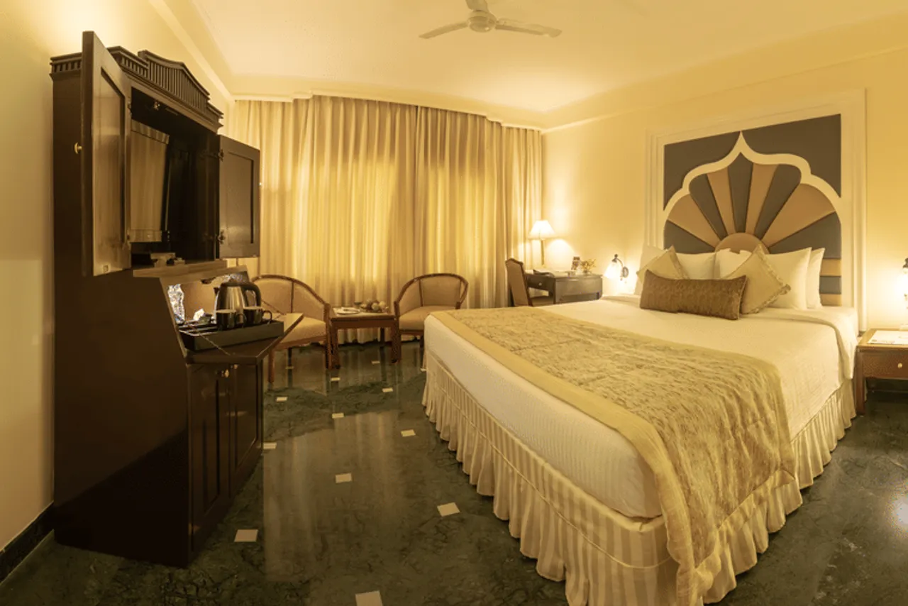 Hotel Clarks Shiraz, Agra — rooms and atmosphere