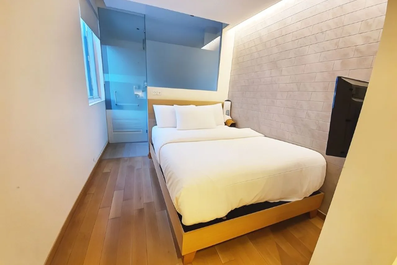 Hotel Clover 769 North Bridge Road — rooms and atmosphere
