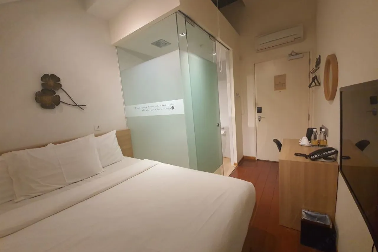 Hotel Clover 769 North Bridge Road — rooms and atmosphere