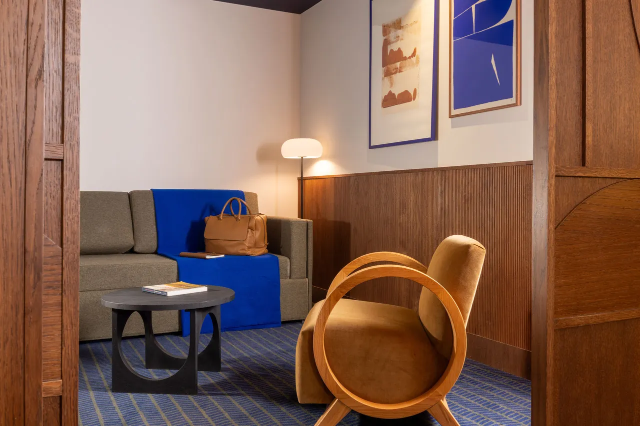 Hôtel Cristal Champs-Élysées — rooms and atmosphere