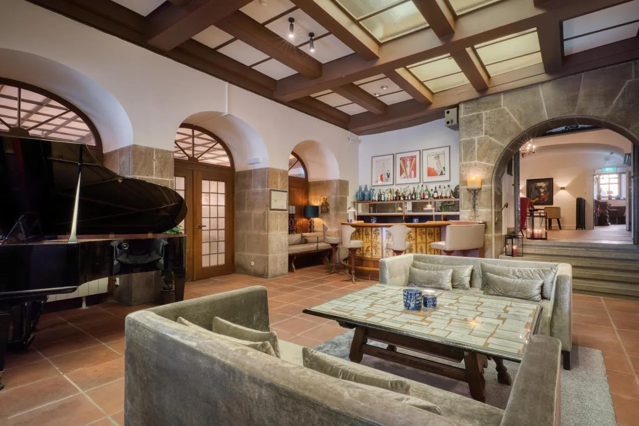 Hotel Eisenhut Rothenburg — rooms and atmosphere