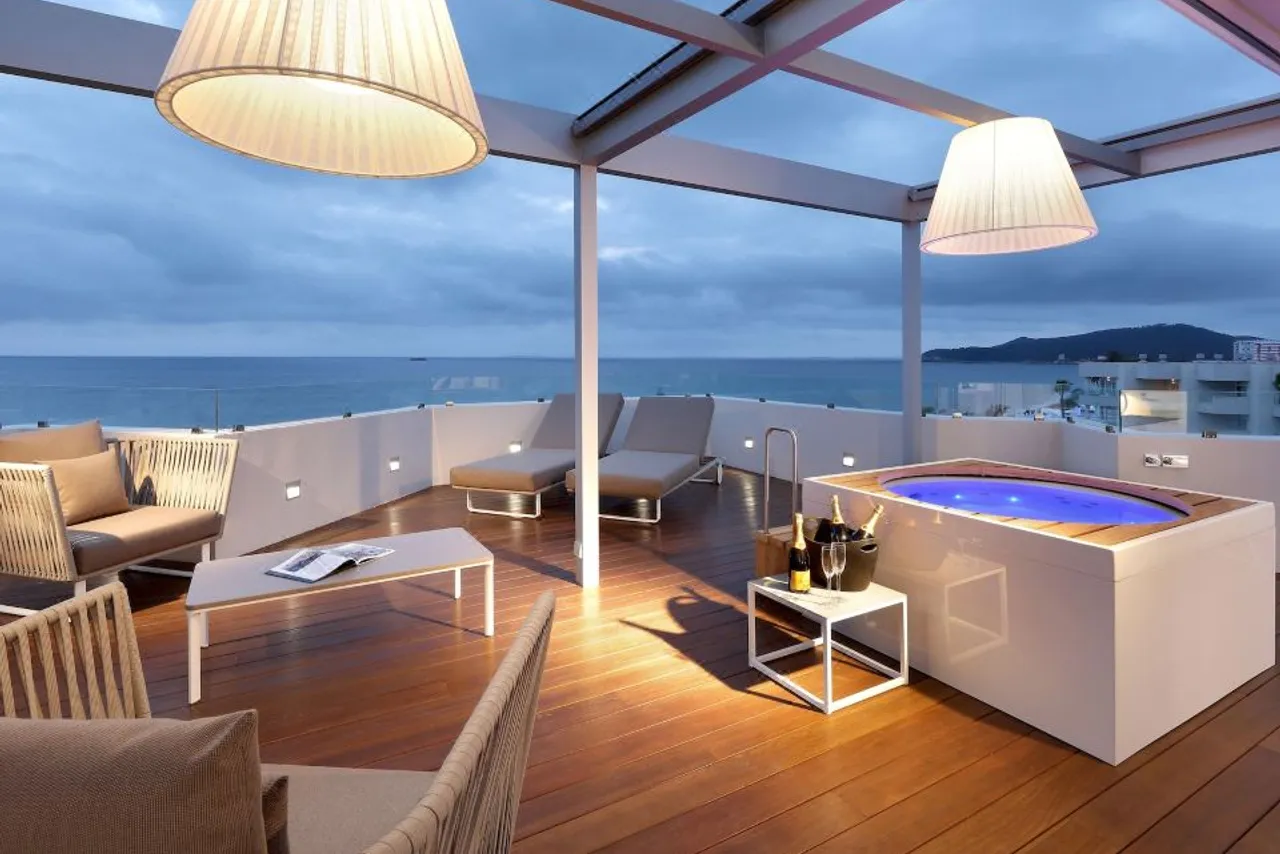 Hotel Garbi Ibiza & Spa — rooms and atmosphere