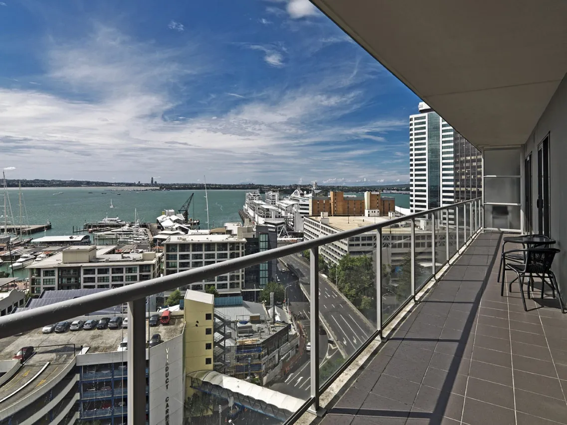 Hotel Grand Chancellor Auckland City — rooms and atmosphere