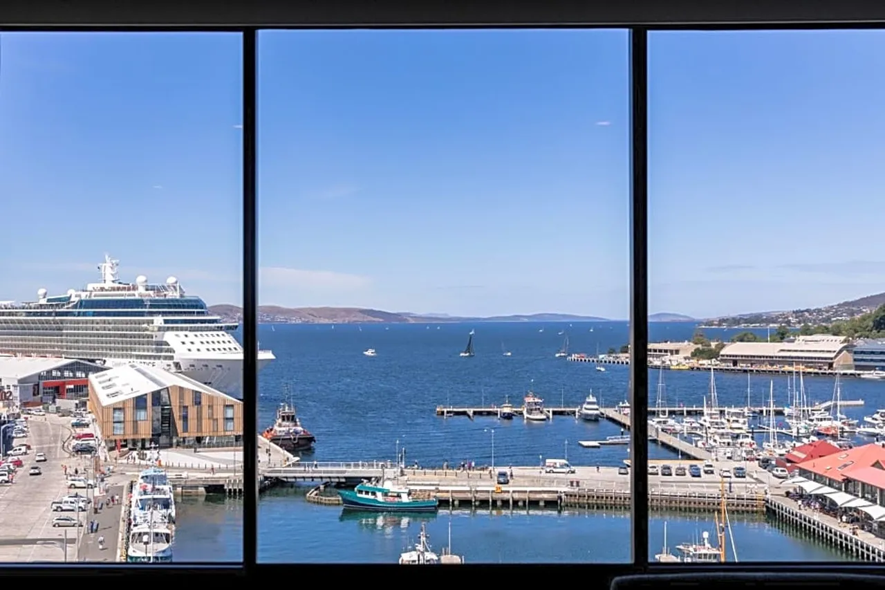 Hotel Grand Chancellor Hobart — rooms and atmosphere