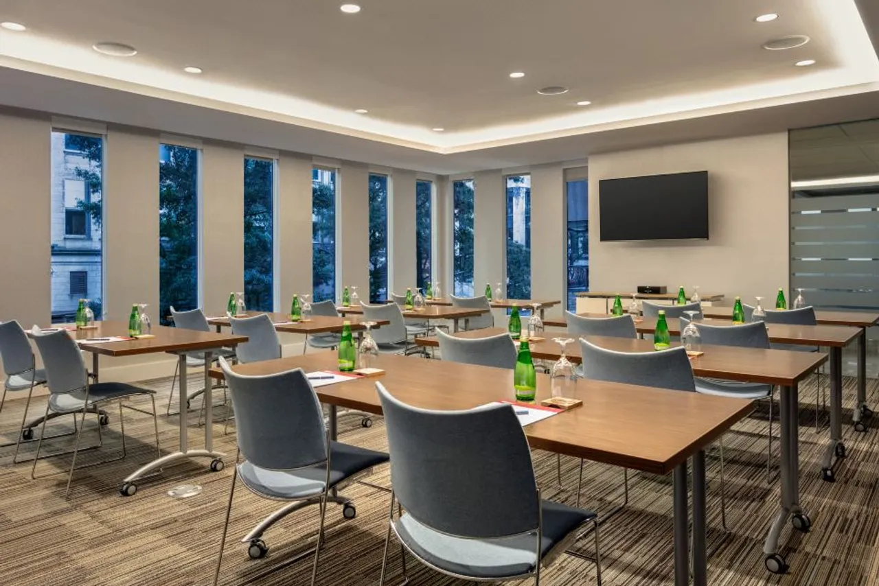 Hotel Indigo Atlanta Downtown — rooms and atmosphere