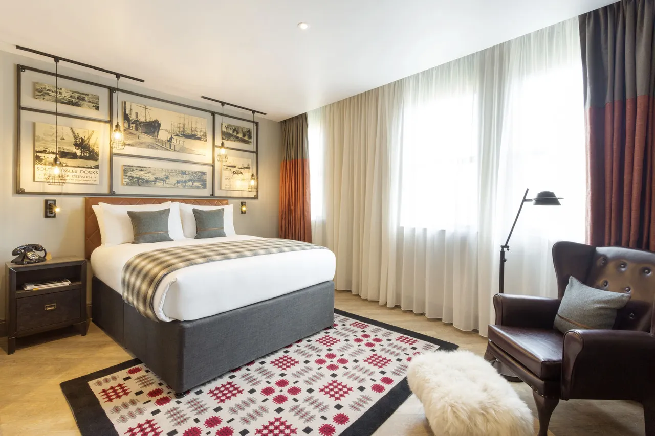 Hotel Indigo Cardiff — rooms and atmosphere