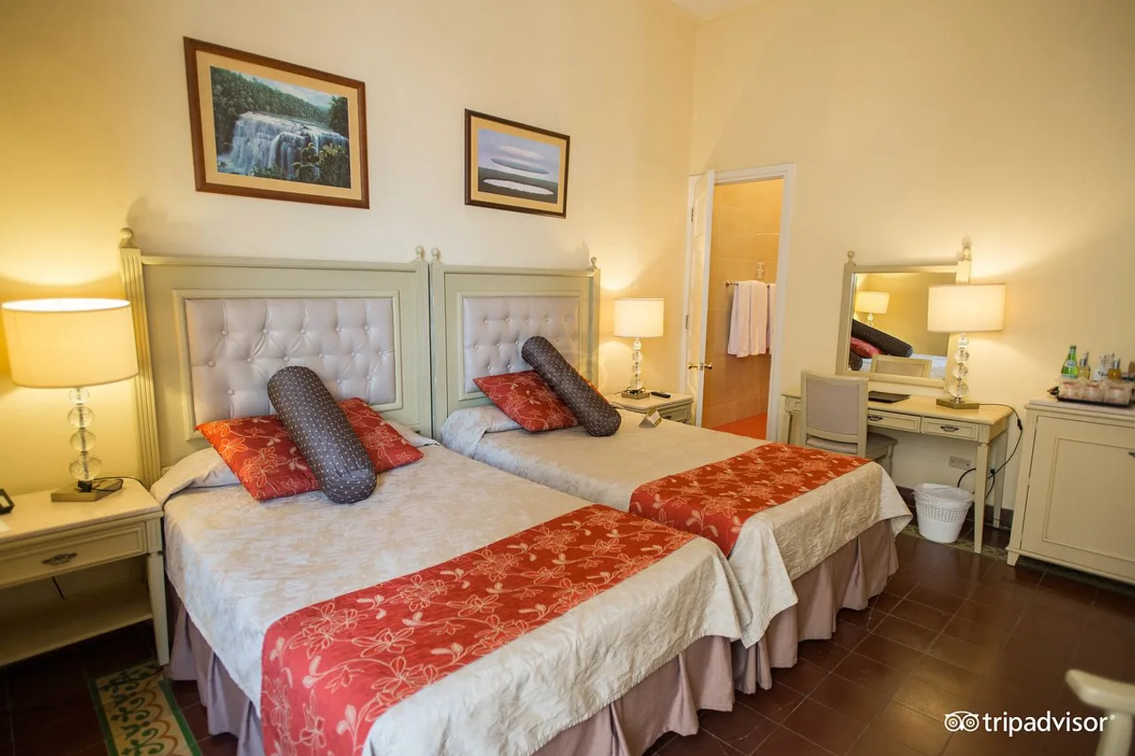 Hotel Inglaterra — rooms and atmosphere