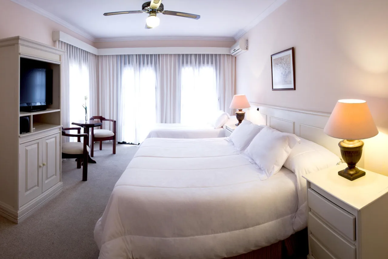Hotel Italiano — ภาพห้องพักและบรรยากาศ