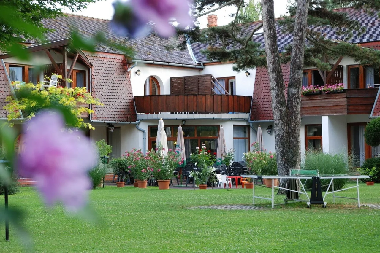 Hotel Kentaur — ภาพห้องพักและบรรยากาศ