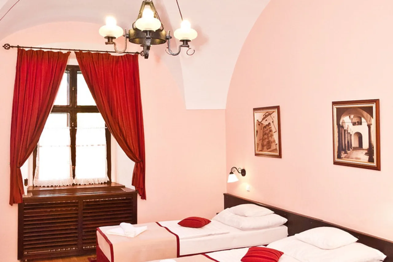 Hotel Klastrom — ภาพห้องพักและบรรยากาศ