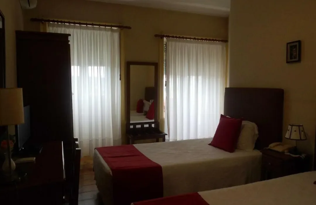 Hotel Larbelo — ภาพห้องพักและบรรยากาศ