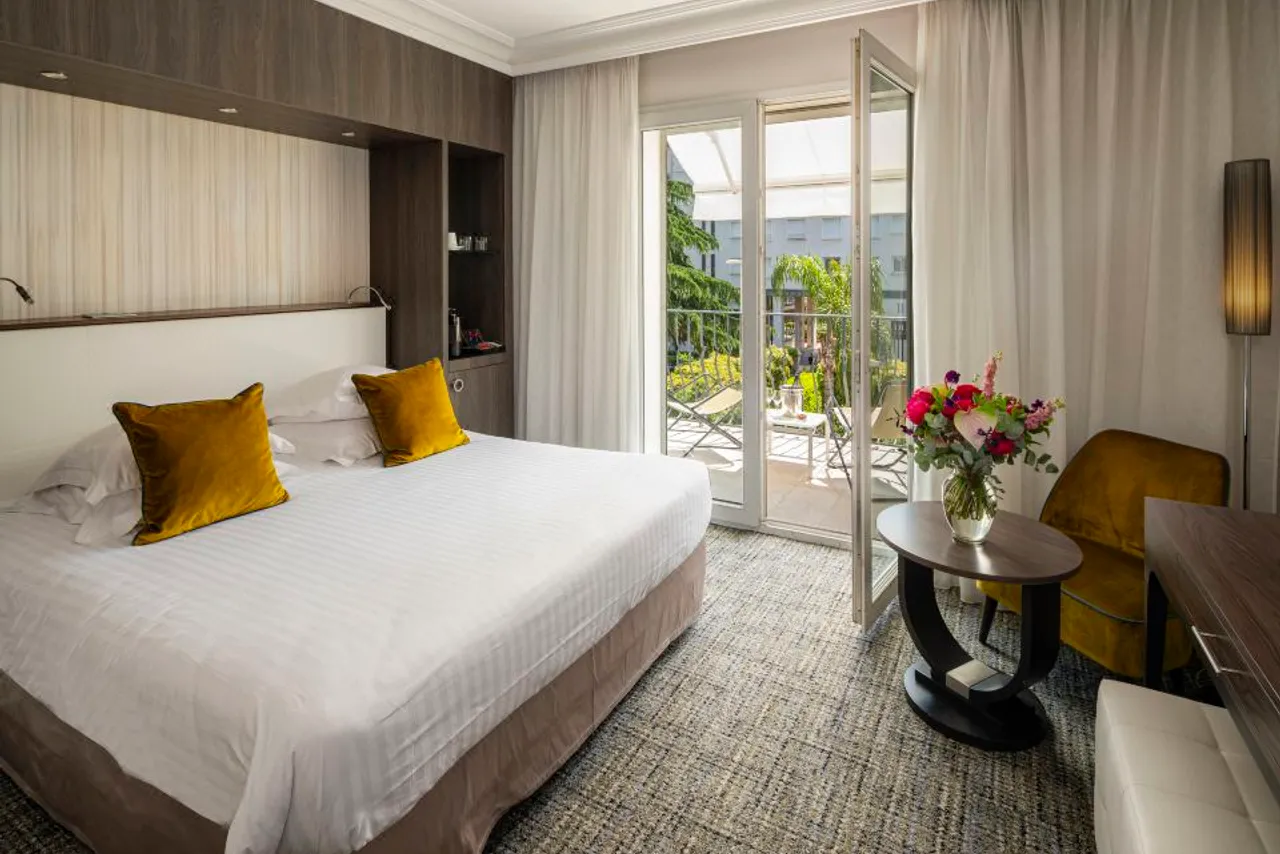 Hôtel Le Canberra — rooms and atmosphere