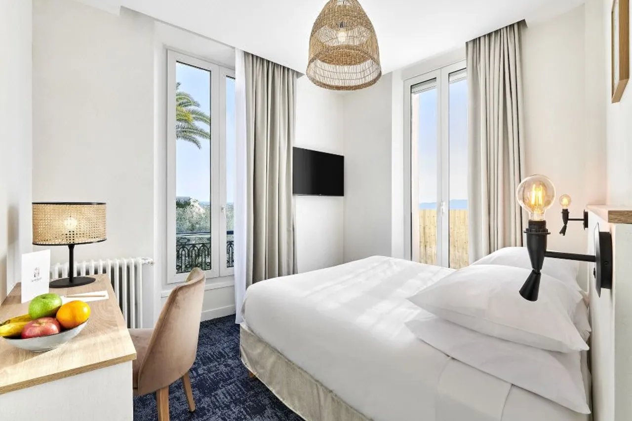 Hotel Le Suquet Cannes — rooms and atmosphere