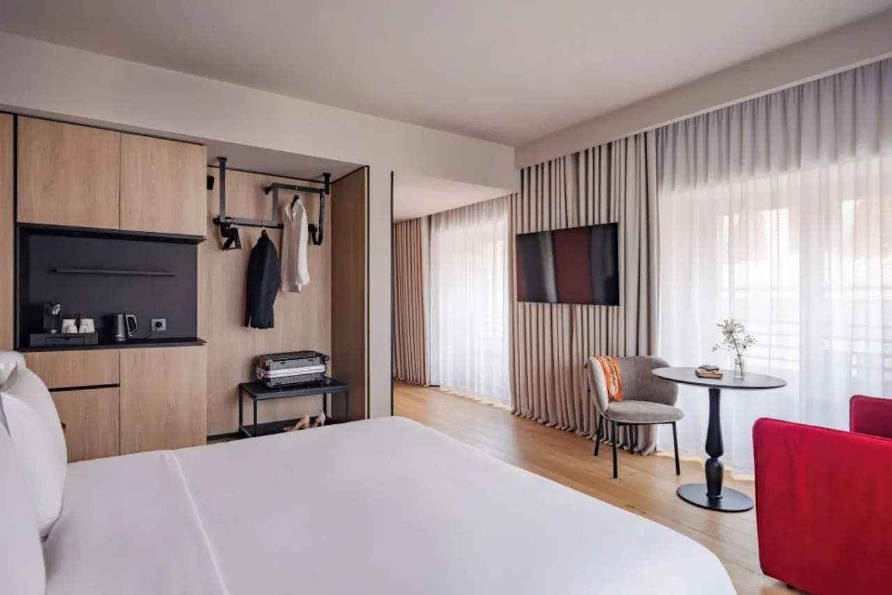 Hôtel LÉONOR the place to live — rooms and atmosphere