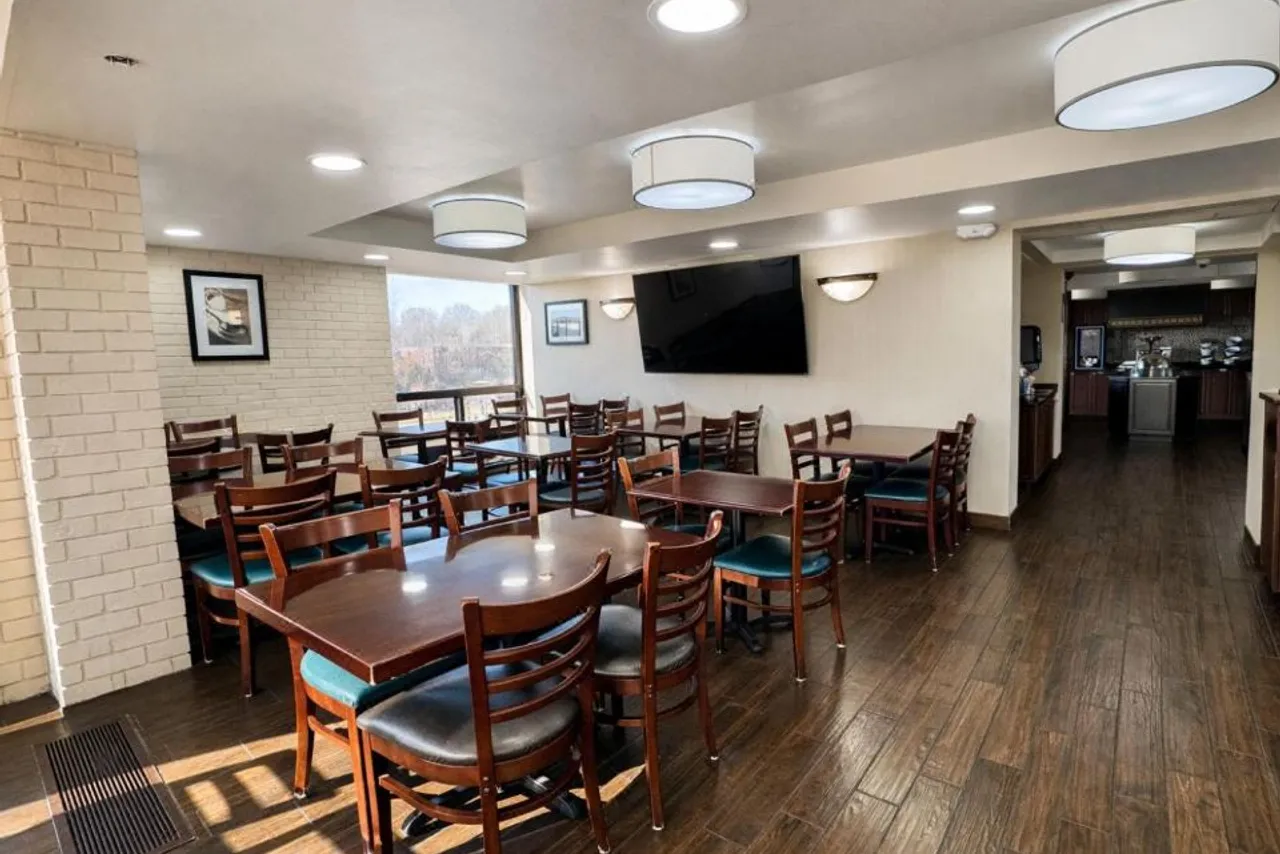 Hotel Lotus Kansas City Stadium — rooms and atmosphere