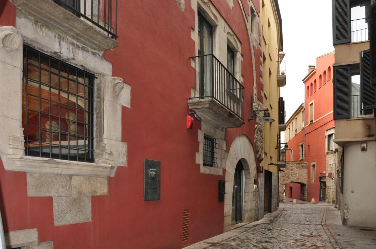 Hotel Museu Llegendes de Girona — ภาพห้องพักและบรรยากาศ