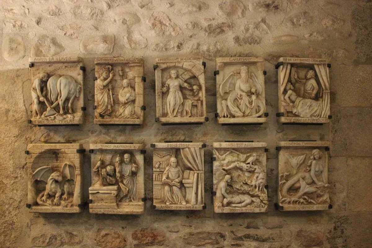 Hotel Museu Llegendes de Girona — ภาพห้องพักและบรรยากาศ