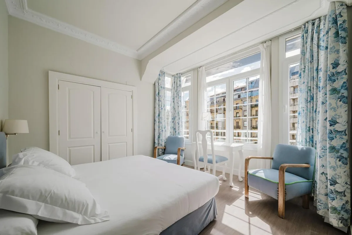 Hotel Niza — ภาพห้องพักและบรรยากาศ