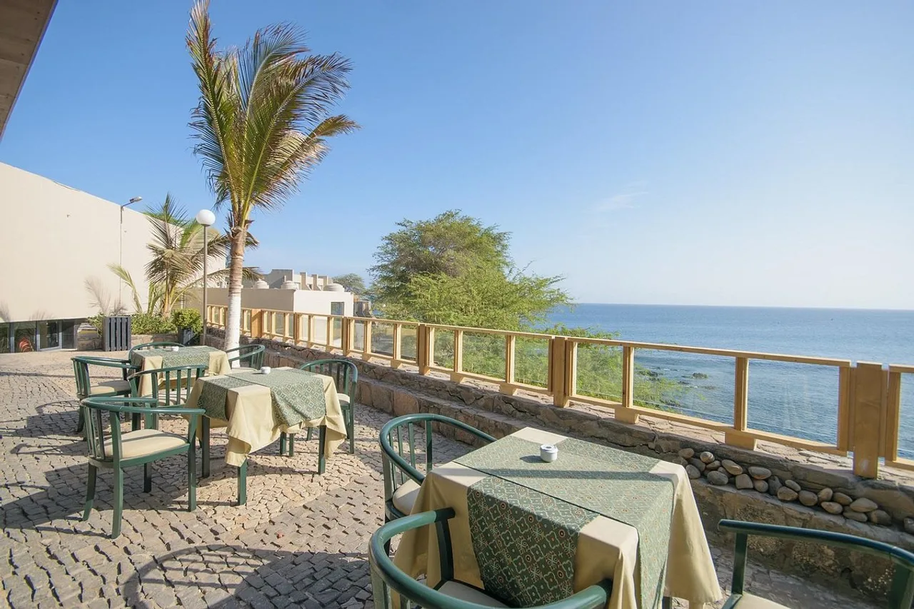 Hotel Oasis Atlantico Praiamar — rooms and atmosphere