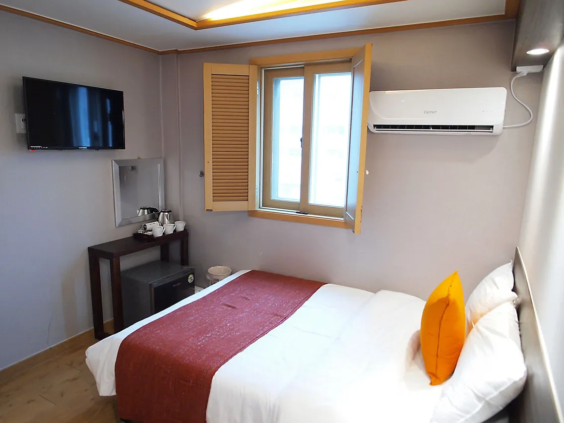 Hotel Park Hill Myeongdong — rooms and atmosphere