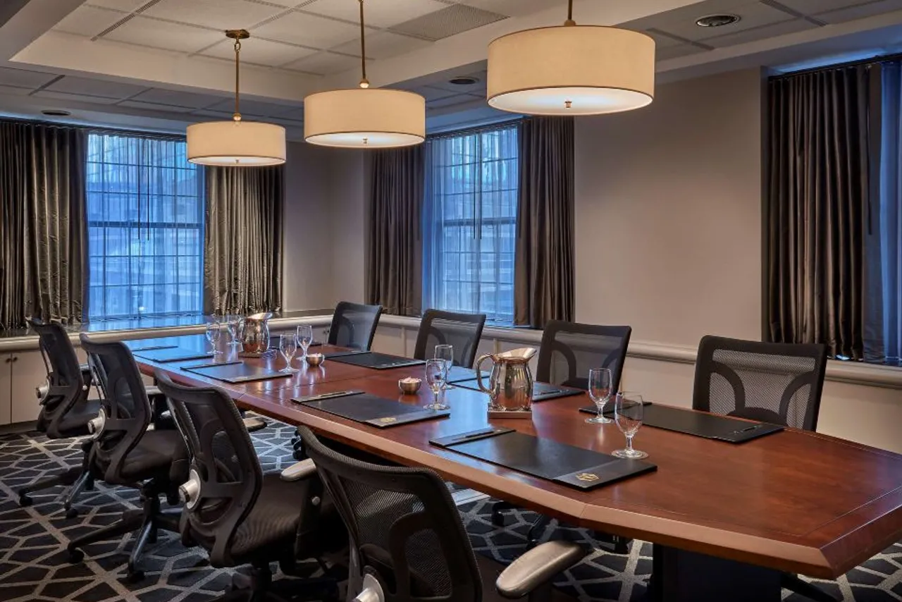 Hotel Phillips Kansas City, Curio Collection by Hilton — rooms and atmosphere