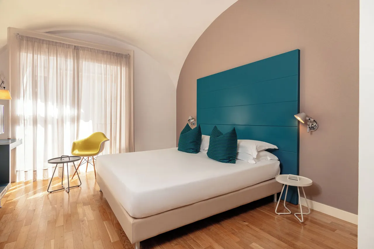 Hotel Piazza Bellini & Apartments — เนเปิลส์