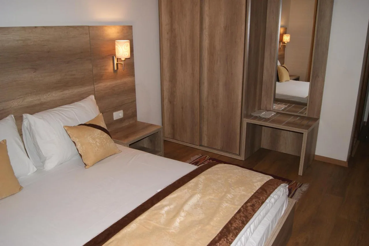 Hotel Prizreni — ภาพห้องพักและบรรยากาศ